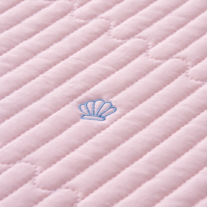 91家纺网 家纺一手货源 找家纺 晨晨家纺 2025新款A类莱赛尔天丝刺绣款凉席席子床盖款系列三件套 皇冠-樱花粉