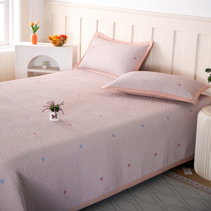 91家纺网 家纺一手货源 找家纺 晨晨家纺 2025新款A类莱赛尔天丝刺绣款凉席席子床盖款系列三件套 皇冠-高级咖