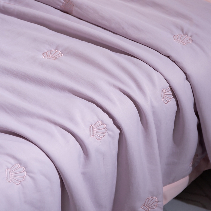 91家纺网 家纺一手货源 找家纺 晨晨家纺 2025新款A类莱赛尔天丝刺绣款凉席席子床盖款系列三件套 皇冠-魅影紫