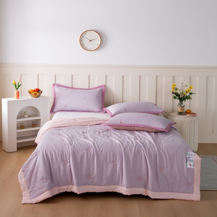 91家纺网 家纺一手货源 找家纺 晨晨家纺 2025新款A类莱赛尔天丝刺绣款凉席席子床盖款系列三件套 皇冠-魅影紫