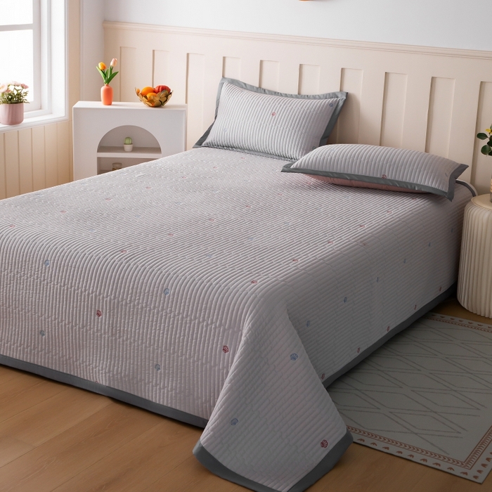 91家纺网 家纺一手货源 找家纺 晨晨家纺 2025新款A类莱赛尔天丝刺绣款凉席席子床盖款系列三件套 皇冠-绅士灰