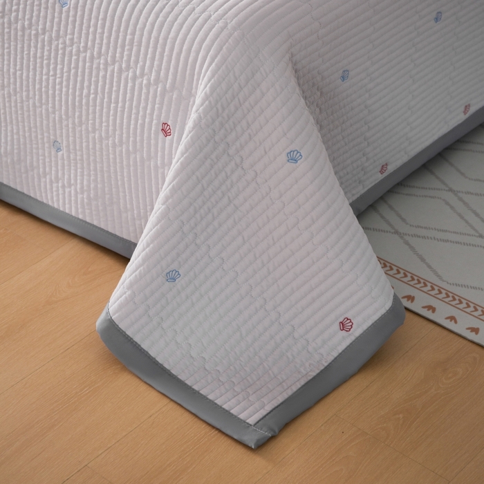 91家纺网 家纺一手货源 找家纺 晨晨家纺 2025新款A类莱赛尔天丝刺绣款凉席席子床盖款系列三件套 皇冠-绅士灰