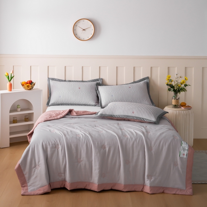 91家纺网 家纺一手货源 找家纺 晨晨家纺 2025新款A类莱赛尔天丝刺绣款凉席席子床盖款系列三件套 皇冠-绅士灰