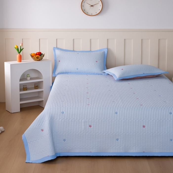 91家纺网 家纺一手货源 找家纺 晨晨家纺 2025新款A类莱赛尔天丝刺绣款凉席席子床盖款系列三件套 皇冠-天空蓝