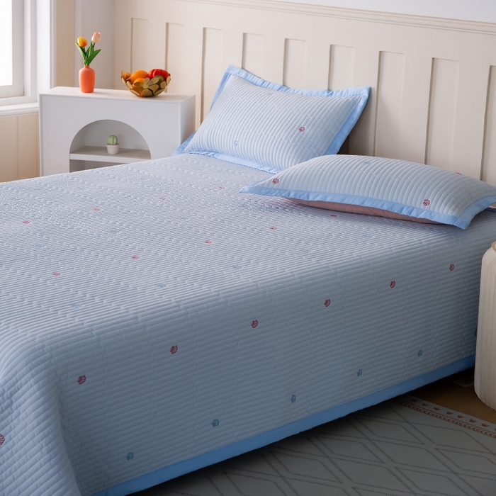 91家纺网 家纺一手货源 找家纺 晨晨家纺 2025新款A类莱赛尔天丝刺绣款凉席席子床盖款系列三件套 皇冠-天空蓝