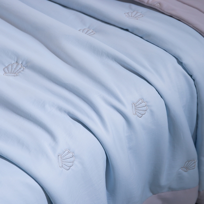 91家纺网 家纺一手货源 找家纺 晨晨家纺 2025新款A类莱赛尔天丝刺绣款凉席席子床盖款系列三件套 皇冠-天空蓝