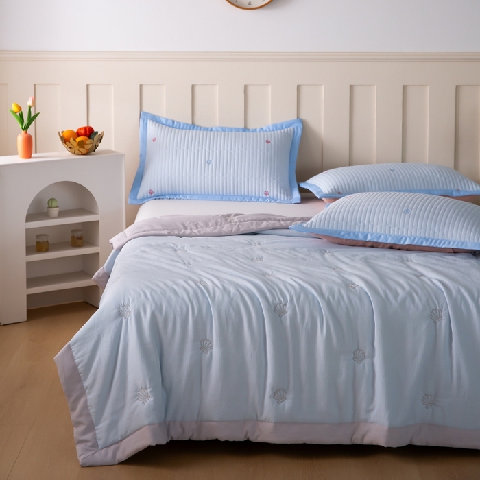 91家纺网 家纺一手货源 找家纺 晨晨家纺 2025新款A类莱赛尔天丝刺绣款凉席席子床盖款系列三件套 皇冠-天空蓝