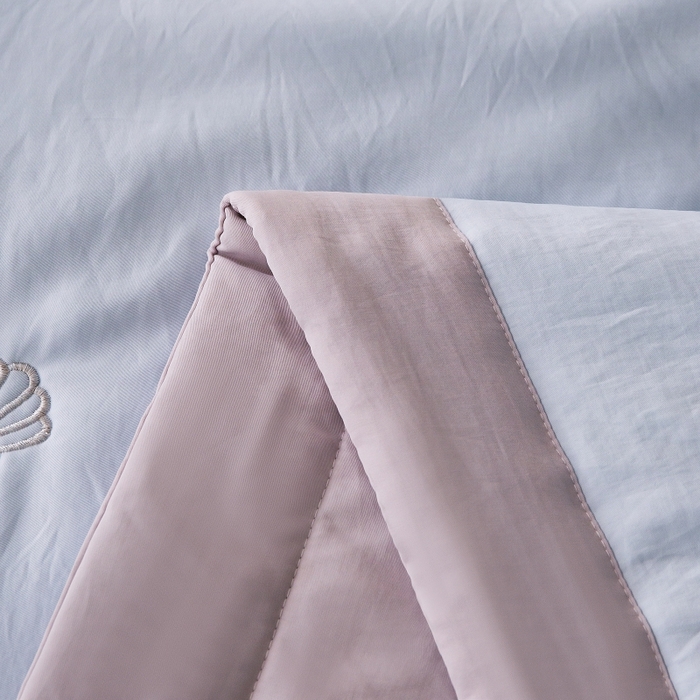 91家纺网 家纺一手货源 找家纺 晨晨家纺 2025新款A类莱赛尔天丝刺绣款凉席席子床盖款系列三件套 皇冠-天空蓝