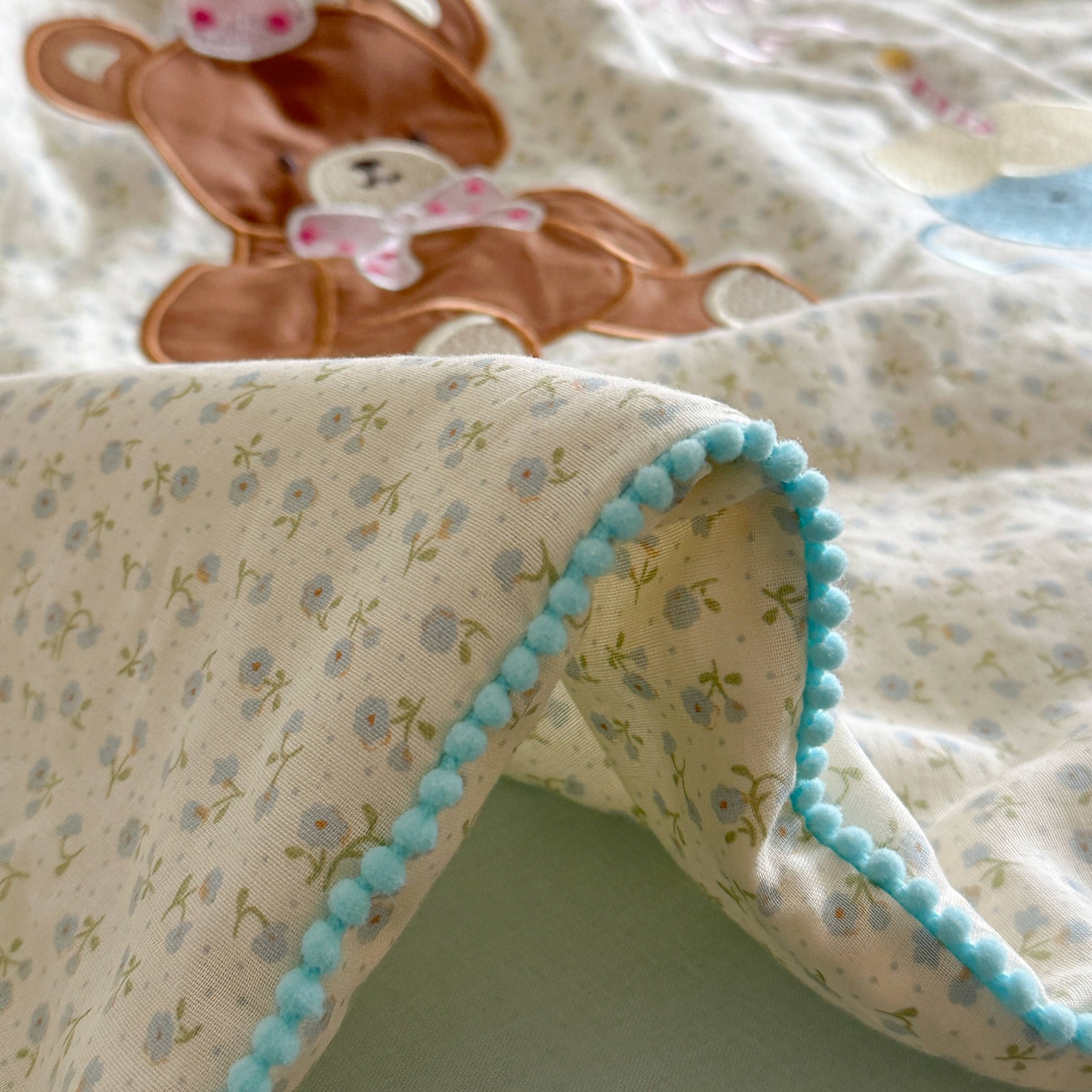 91家纺网 家纺一手货源 找家纺 觅糖家纺 2025春夏新款全棉双层纱夏被夏凉被空调被 蛋糕熊