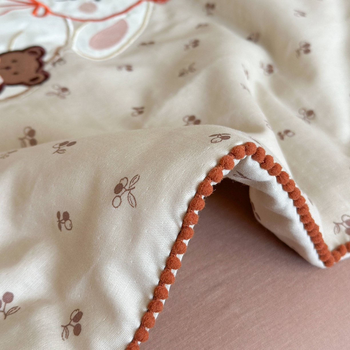 91家纺网 家纺一手货源 找家纺 觅糖家纺 2025春夏新款全棉双层纱夏被夏凉被空调被 礼物小兔