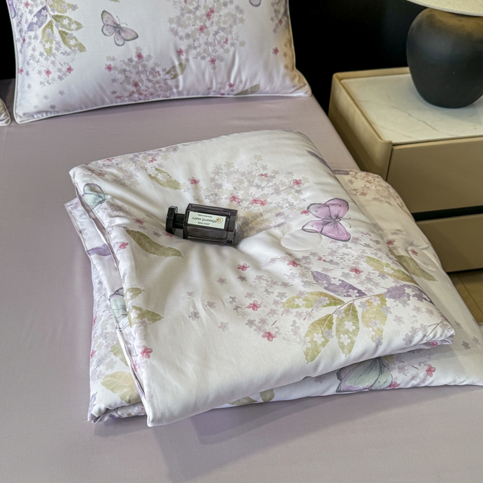 91家纺网 家纺一手货源 找家纺 芊寻家居 2025新款A类50支莱赛尔天丝数码印花夏被夏凉被空调被 蝶恋花紫