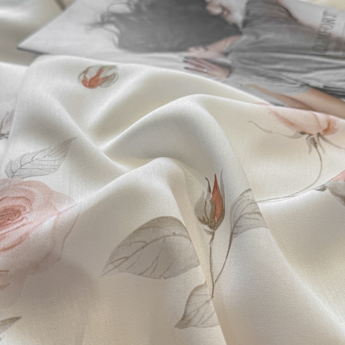 91家纺网 家纺一手货源 找家纺 芊寻家居 2025新款A类50支莱赛尔天丝数码印花夏被夏凉被空调被 花意盈香粉