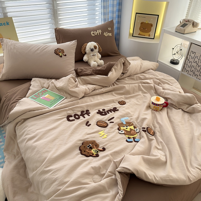 91家纺网 家纺一手货源 找家纺 曼谷家纺 2025新款水洗棉超软毛巾绣夏被直播热款 咖啡时光-奶咖