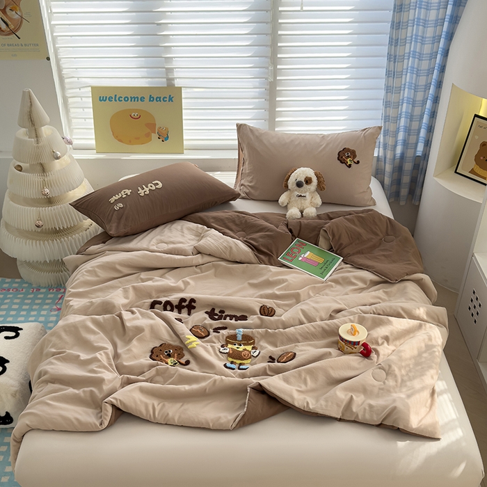 91家纺网 家纺一手货源 找家纺 曼谷家纺 2025新款水洗棉超软毛巾绣夏被直播热款 咖啡时光-奶咖