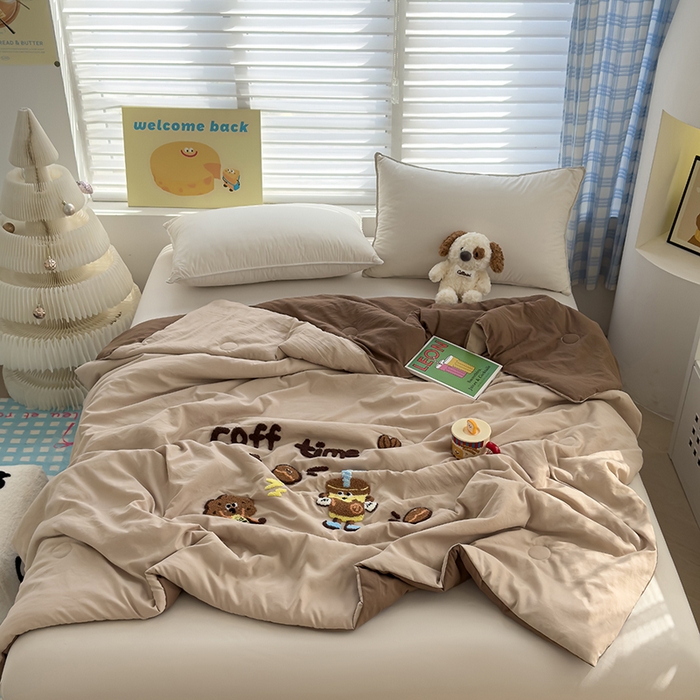 91家纺网 家纺一手货源 找家纺 曼谷家纺 2025新款水洗棉超软毛巾绣夏被直播热款 咖啡时光-奶咖