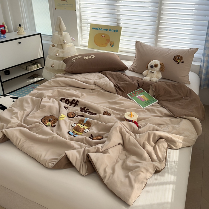 91家纺网 家纺一手货源 找家纺 曼谷家纺 2025新款水洗棉超软毛巾绣夏被直播热款 咖啡时光-奶咖