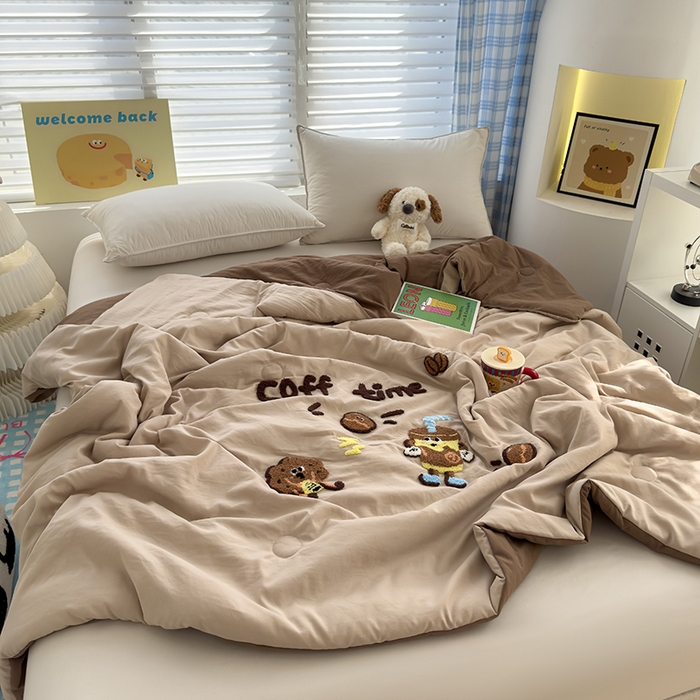 91家纺网 家纺一手货源 找家纺 曼谷家纺 2025新款水洗棉超软毛巾绣夏被直播热款 咖啡时光-奶咖