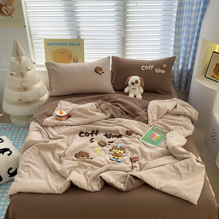 91家纺网 家纺一手货源 找家纺 曼谷家纺 2025新款水洗棉超软毛巾绣夏被直播热款 咖啡时光-奶咖