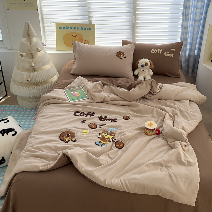 91家纺网 家纺一手货源 找家纺 曼谷家纺 2025新款水洗棉超软毛巾绣夏被直播热款 咖啡时光-奶咖