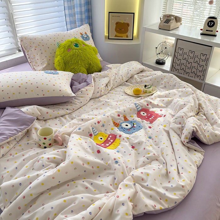 91家纺网 家纺一手货源 找家纺 曼谷家纺 2025新款水洗棉超软毛巾绣夏被直播热款 三小怪-波点紫