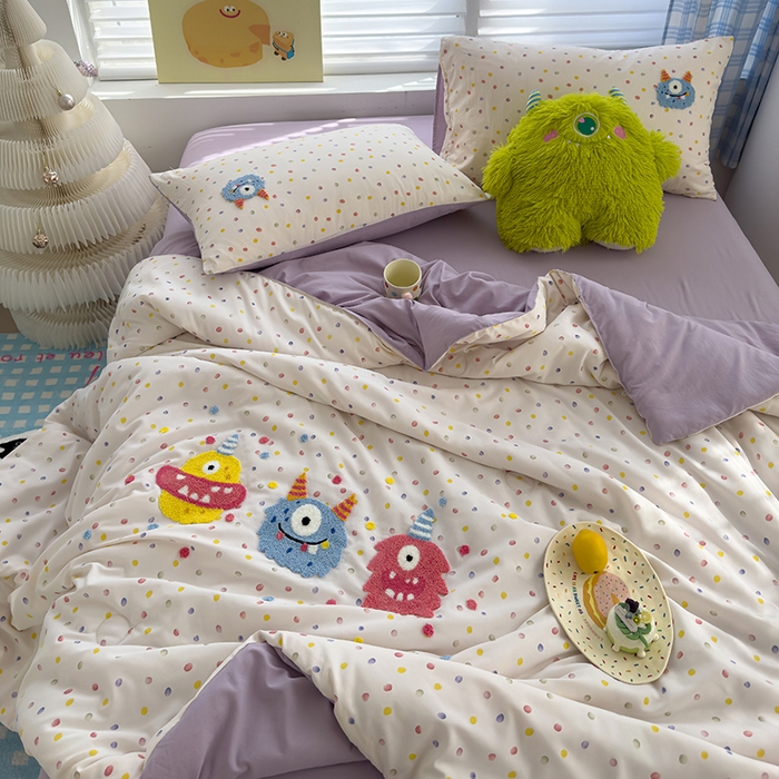 91家纺网 家纺一手货源 找家纺 曼谷家纺 2025新款水洗棉超软毛巾绣夏被直播热款 三小怪-波点紫