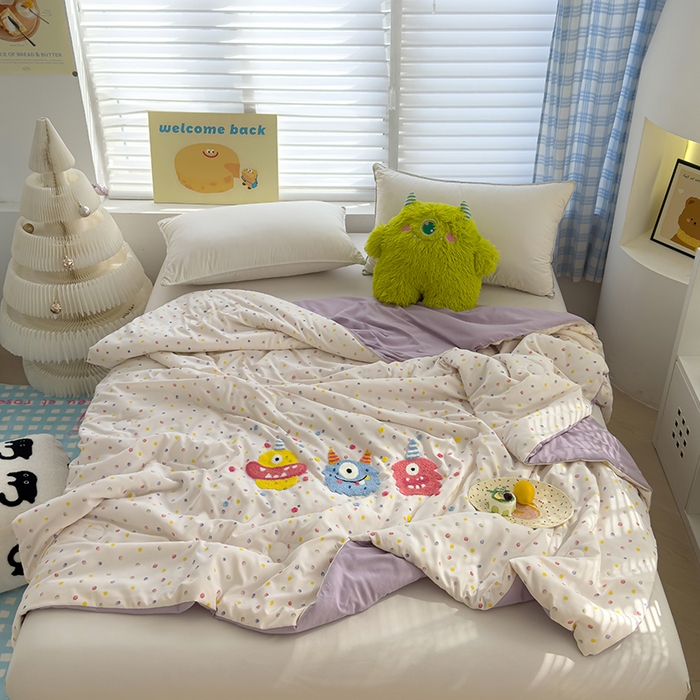 91家纺网 家纺一手货源 找家纺 曼谷家纺 2025新款水洗棉超软毛巾绣夏被直播热款 三小怪-波点紫