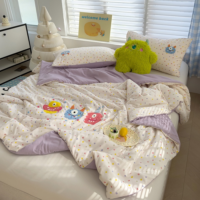 91家纺网 家纺一手货源 找家纺 曼谷家纺 2025新款水洗棉超软毛巾绣夏被直播热款 三小怪-波点紫