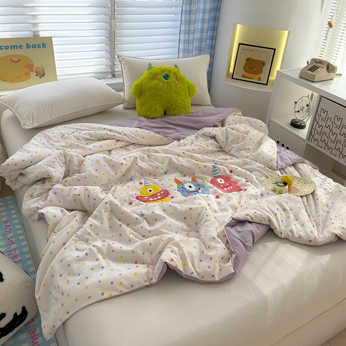 91家纺网 家纺一手货源 找家纺 曼谷家纺 2025新款水洗棉超软毛巾绣夏被直播热款 三小怪-波点紫