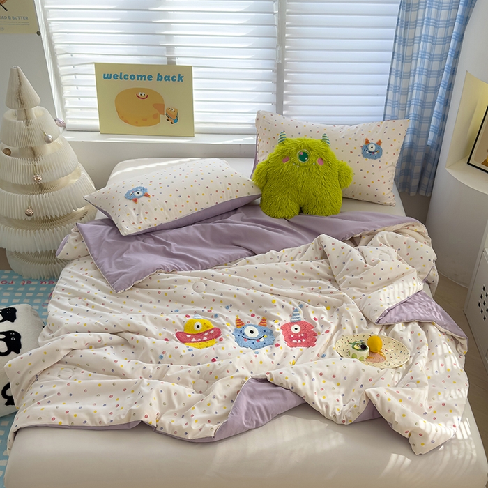 91家纺网 家纺一手货源 找家纺 曼谷家纺 2025新款水洗棉超软毛巾绣夏被直播热款 三小怪-波点紫