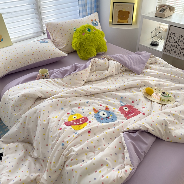 91家纺网 家纺一手货源 找家纺 曼谷家纺 2025新款水洗棉超软毛巾绣夏被直播热款 三小怪-波点紫