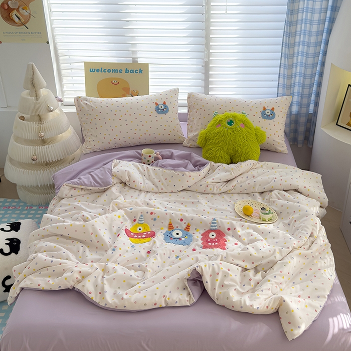 91家纺网 家纺一手货源 找家纺 曼谷家纺 2025新款水洗棉超软毛巾绣夏被直播热款 三小怪-波点紫