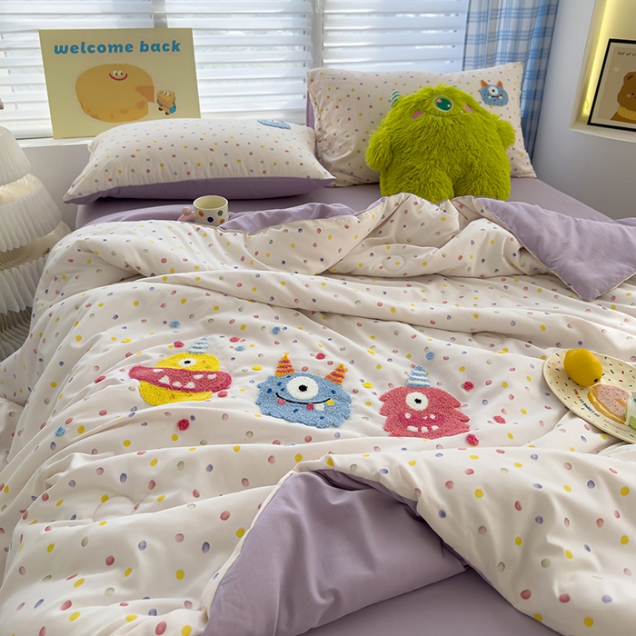 91家纺网 家纺一手货源 找家纺 曼谷家纺 2025新款水洗棉超软毛巾绣夏被直播热款 三小怪-波点紫