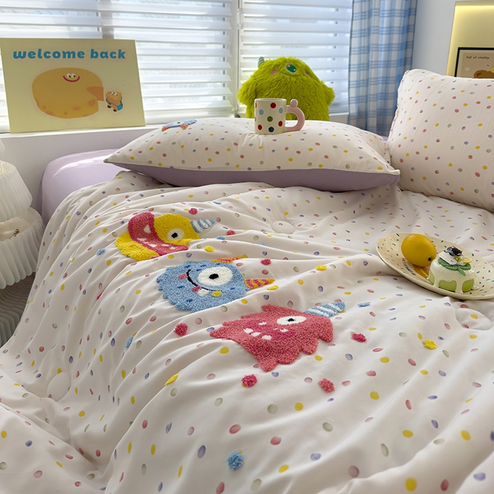 91家纺网 家纺一手货源 找家纺 曼谷家纺 2025新款水洗棉超软毛巾绣夏被直播热款 三小怪-波点紫