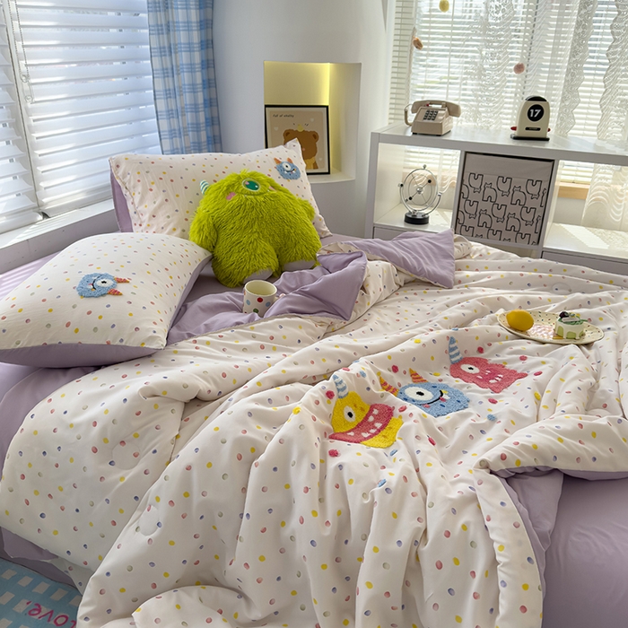 91家纺网 家纺一手货源 找家纺 曼谷家纺 2025新款水洗棉超软毛巾绣夏被直播热款 三小怪-波点紫