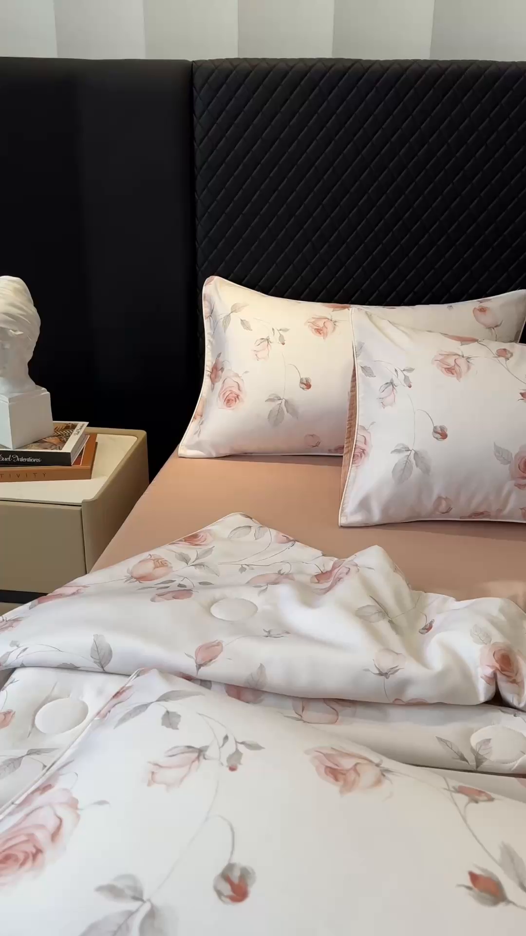 91家纺网 家纺一手货源 找家纺 芊寻家居 2025新款A类50支莱赛尔天丝数码印花夏被夏凉被空调被 花意盈香粉