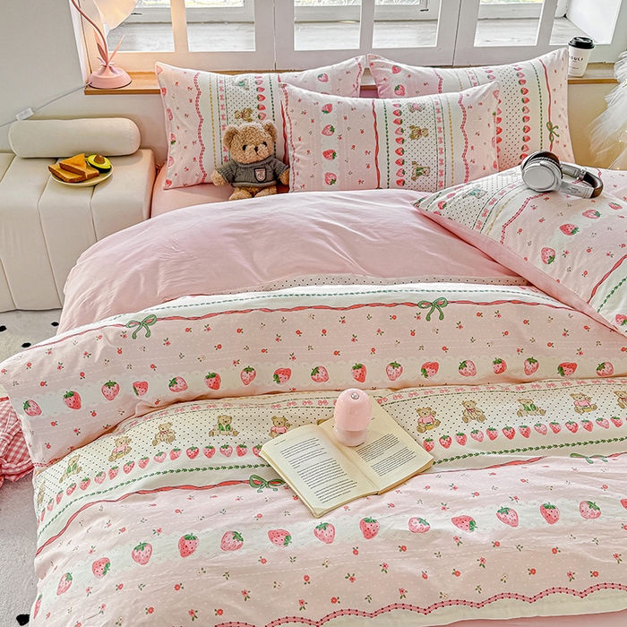 91家纺网 家纺一手货源 找家纺 芊寻家居 2025新款13372全棉印花系列四件套 草莓甜心