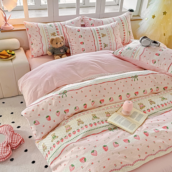 91家纺网 家纺一手货源 找家纺 芊寻家居 2025新款13372全棉印花系列四件套 草莓甜心