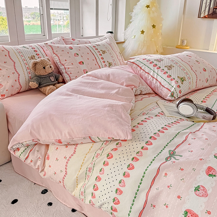 91家纺网 家纺一手货源 找家纺 芊寻家居 2025新款13372全棉印花系列四件套 草莓甜心