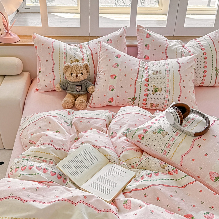 91家纺网 家纺一手货源 找家纺 芊寻家居 2025新款13372全棉印花系列四件套 草莓甜心