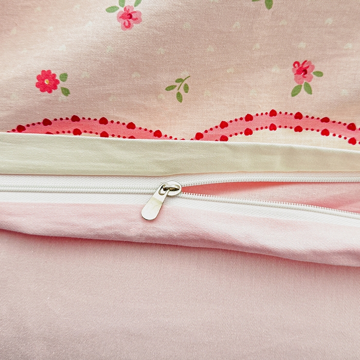 91家纺网 家纺一手货源 找家纺 芊寻家居 2025新款13372全棉印花系列四件套 草莓甜心