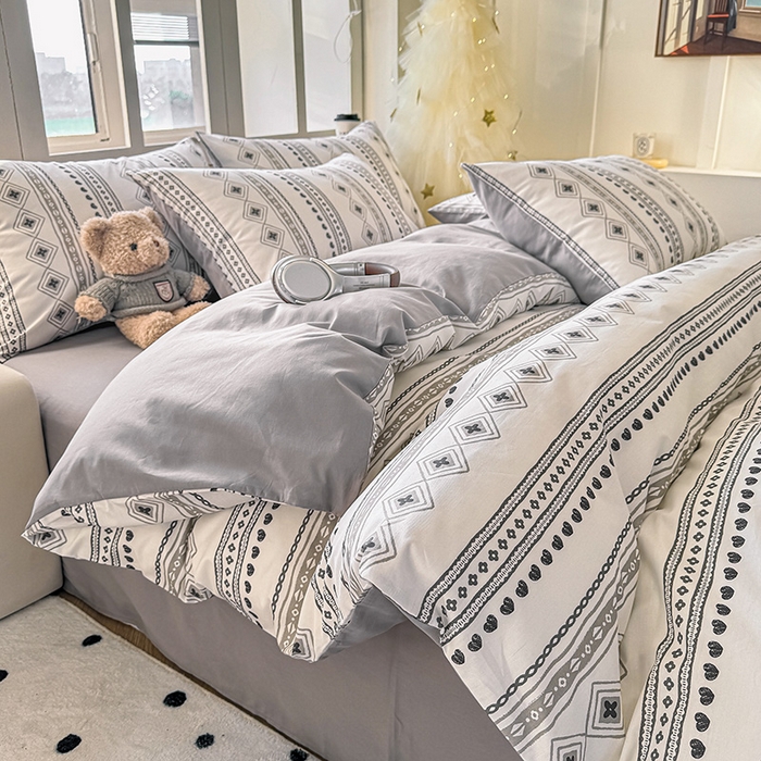 91家纺网 家纺一手货源 找家纺 芊寻家居 2025新款13372全棉印花系列四件套 广岛之恋