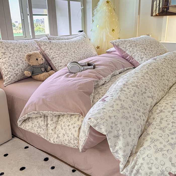 91家纺网 家纺一手货源 找家纺 芊寻家居 2025新款13372全棉印花系列四件套 幻蝶 粉