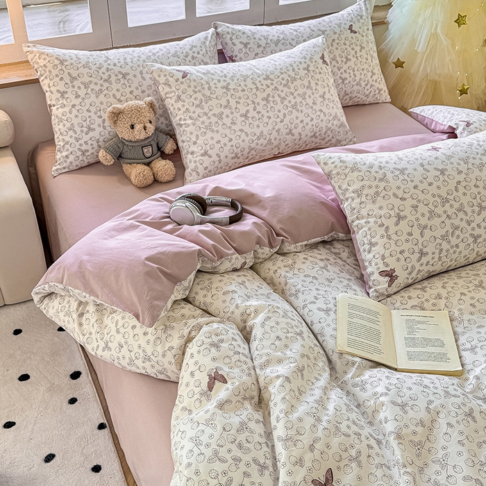 91家纺网 家纺一手货源 找家纺 芊寻家居 2025新款13372全棉印花系列四件套 幻蝶 粉