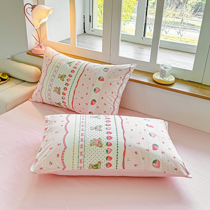 91家纺网 家纺一手货源 找家纺 芊寻家居 2025新款13372全棉印花系列单被套 草莓甜心