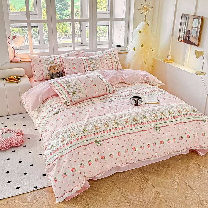 91家纺网 家纺一手货源 找家纺 芊寻家居 2025新款13372全棉印花系列单被套 草莓甜心