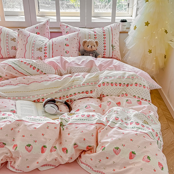 91家纺网 家纺一手货源 找家纺 芊寻家居 2025新款13372全棉印花系列单被套 草莓甜心