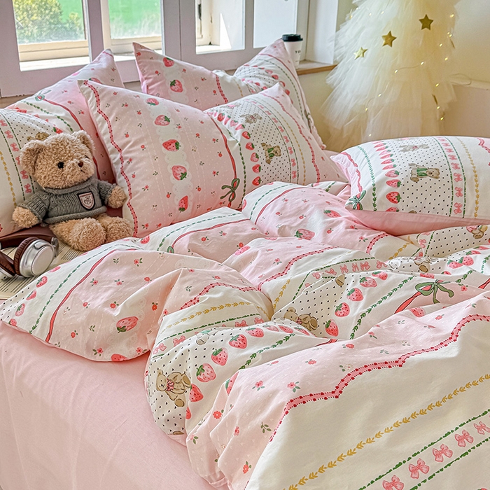 91家纺网 家纺一手货源 找家纺 芊寻家居 2025新款13372全棉印花系列单被套 草莓甜心