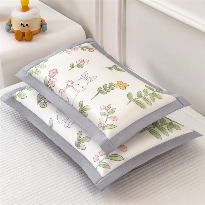 91家纺网 家纺一手货源 找家纺 兄弟坊 2025新款大版碳光冰丝儿童枕头午睡枕学生枕头枕芯幼儿园枕头枕套 冰丝枕头-春日免语