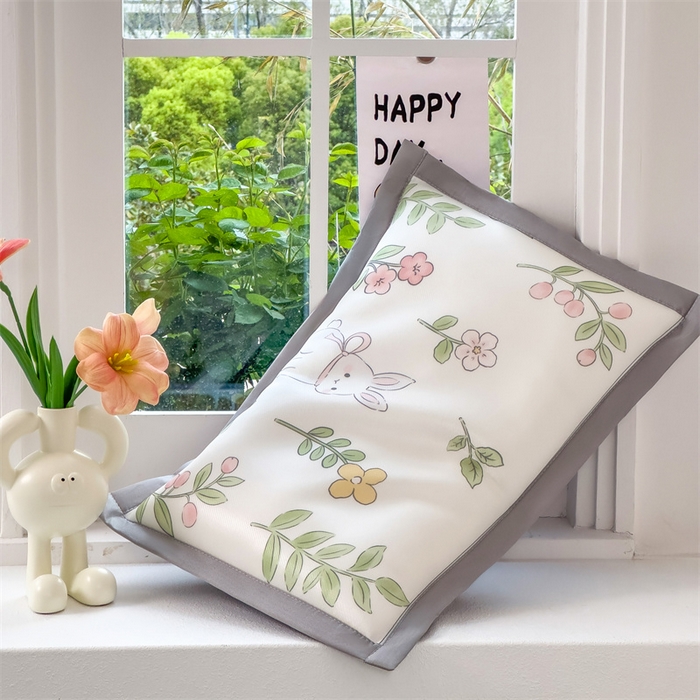 91家纺网 家纺一手货源 找家纺 兄弟坊 2025新款大版碳光冰丝儿童枕头午睡枕学生枕头枕芯幼儿园枕头枕套 冰丝枕头-春日免语