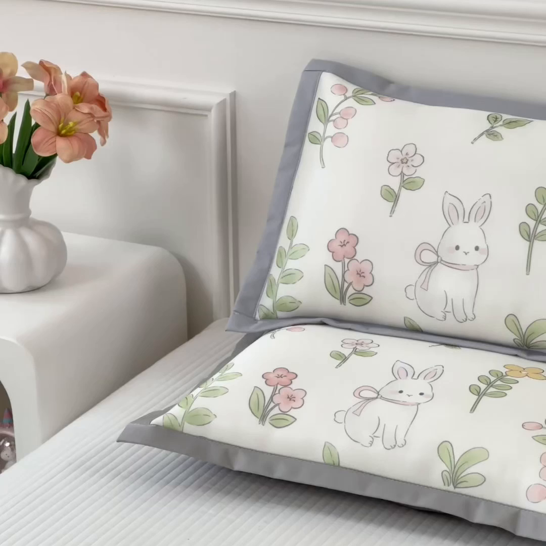 91家纺网 家纺一手货源 找家纺 兄弟坊 2025新款大版碳光冰丝儿童枕头午睡枕学生枕头枕芯幼儿园枕头枕套 冰丝枕头-春日免语